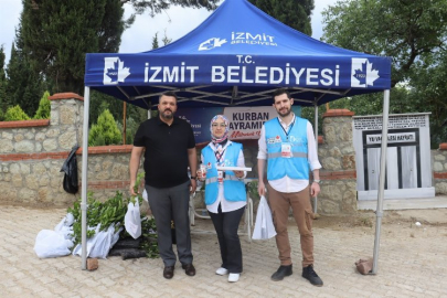 İzmit Belediyesinden mezarlık ziyaretinde bulunan vatandaşlara defne fidesi 