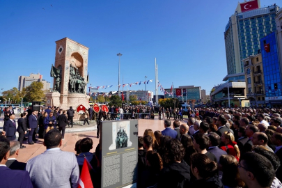 İstanbul Taksim'de 101. yıl çelengi